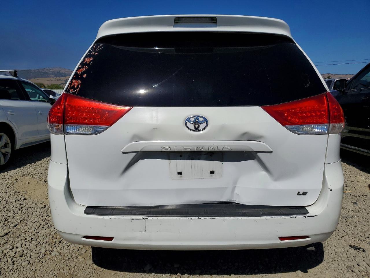 2013 Toyota Sienna Le - Image 6