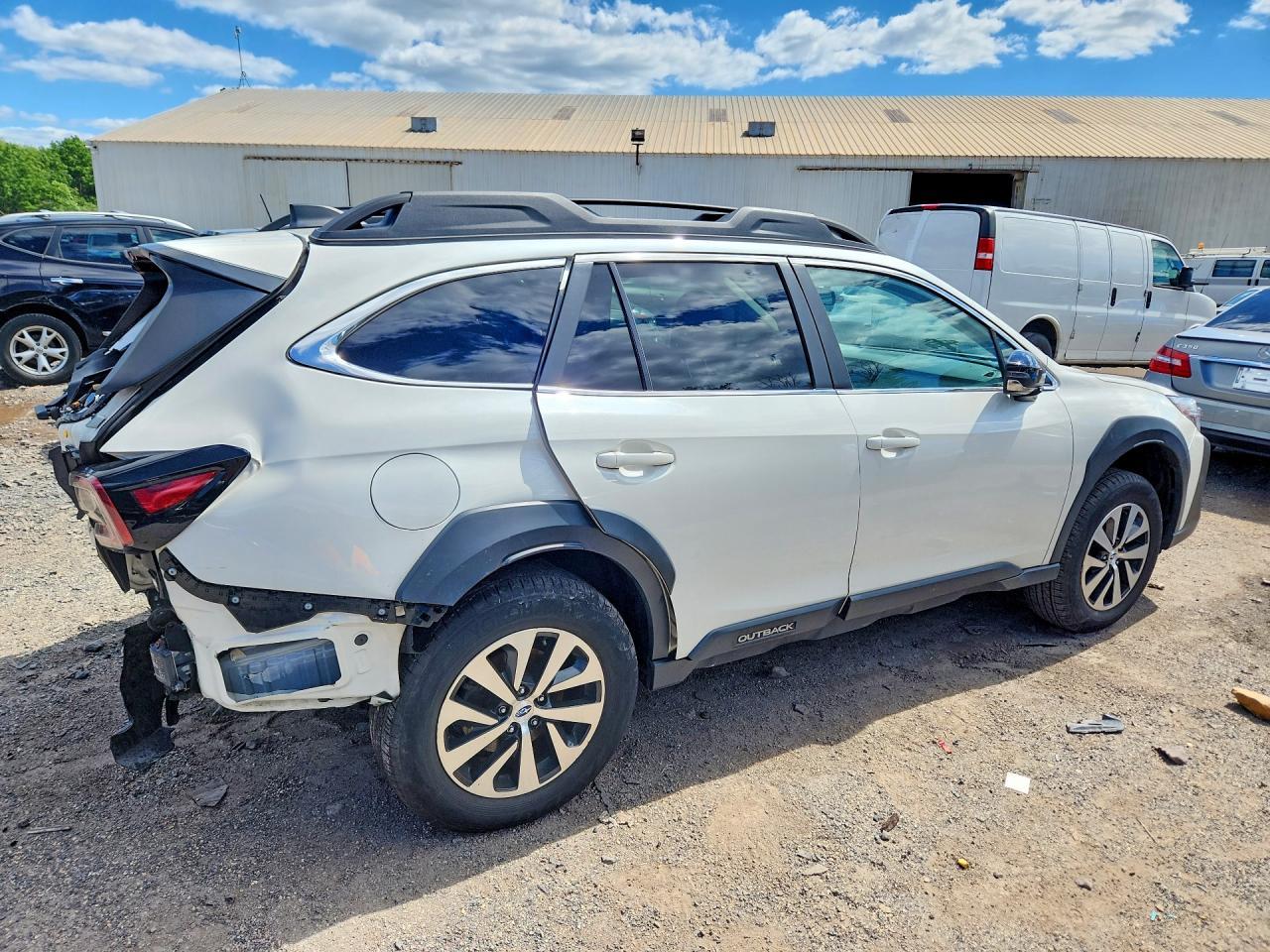 2024 Subaru Outback Premium - Image 3