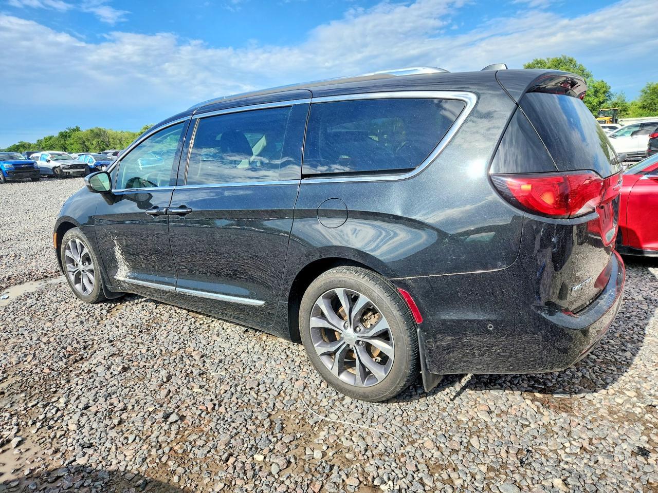 2018 Chrysler Pacifica Limited - Image 2