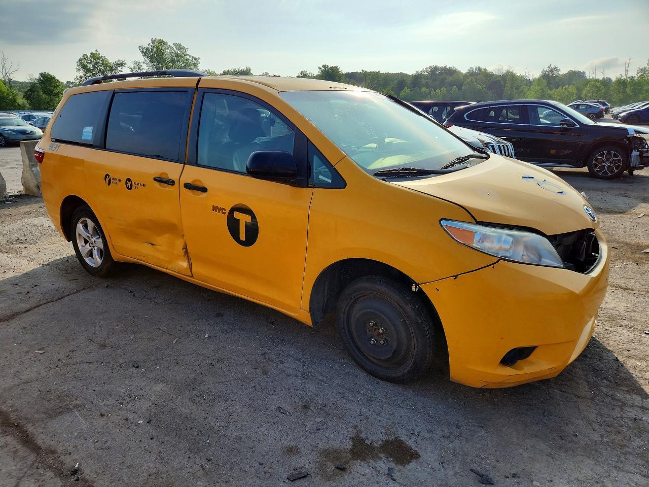 2017 Toyota Sienna Le - Image 4