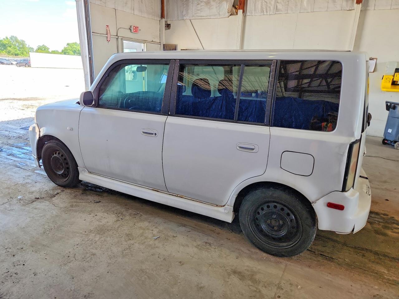 2005 Toyota Scion Xb - Фото 2