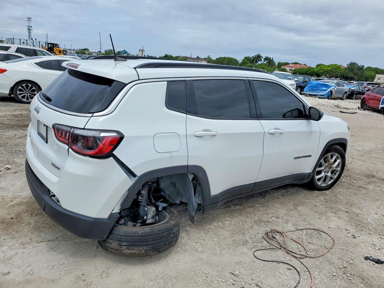 2024 Jeep Compass Latitude Lux - Фото 3