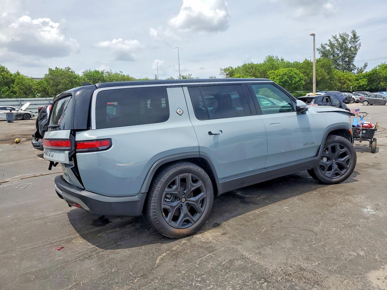 2025 Rivian R1S Adventure - Фото 3