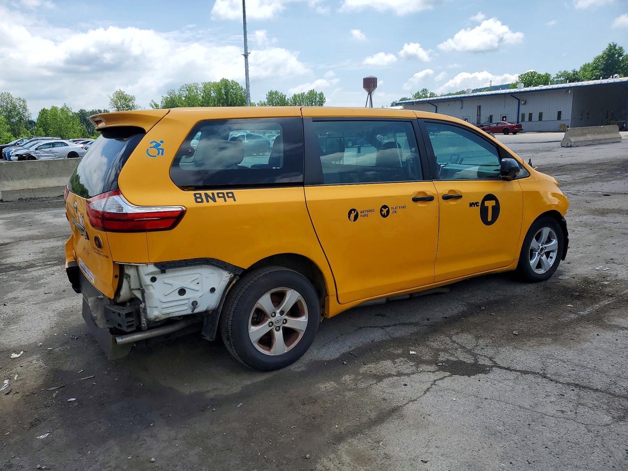 2017 Toyota Sienna Le - Фото 3