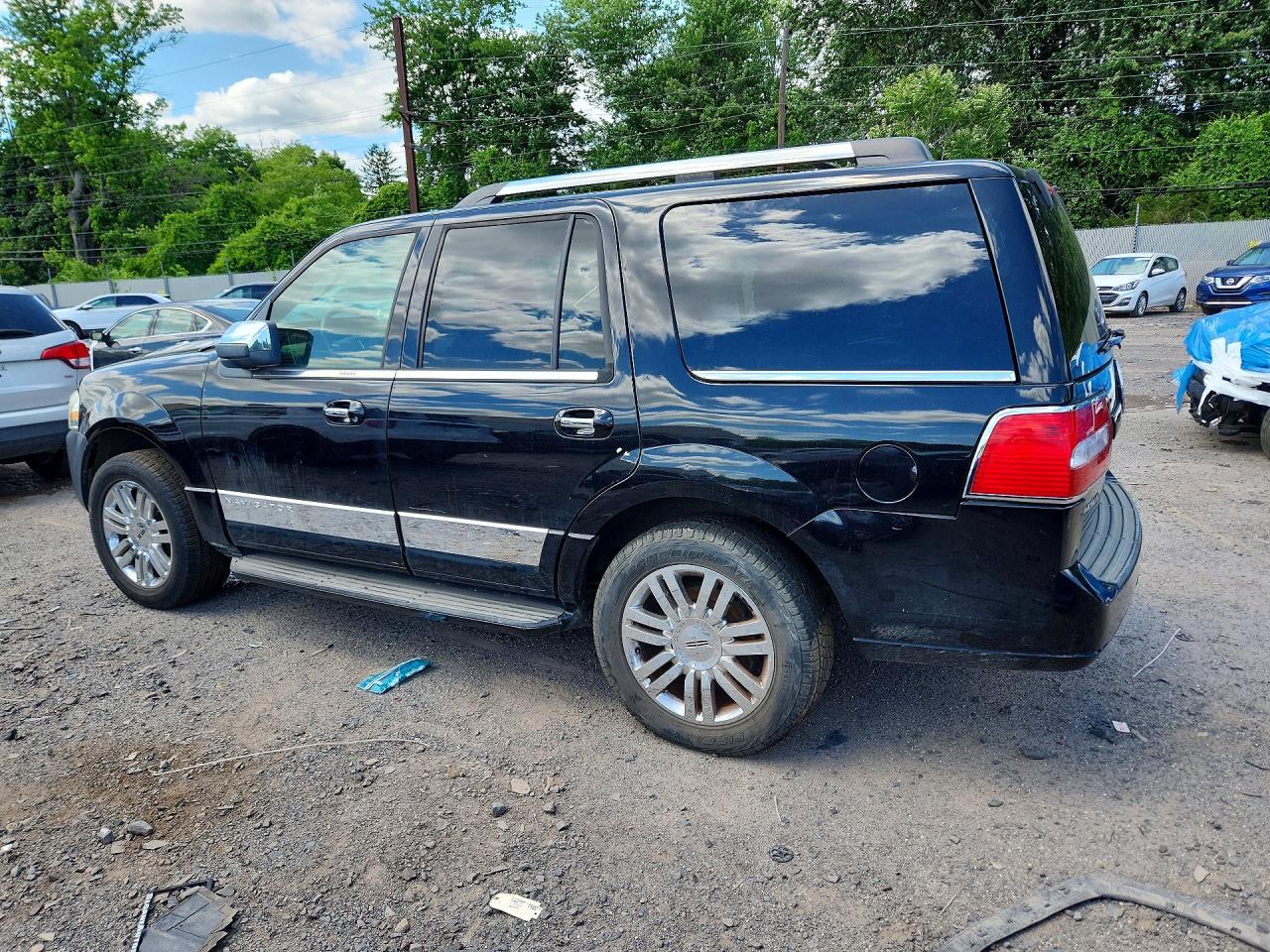 2007 Lincoln Navigator - Image 2