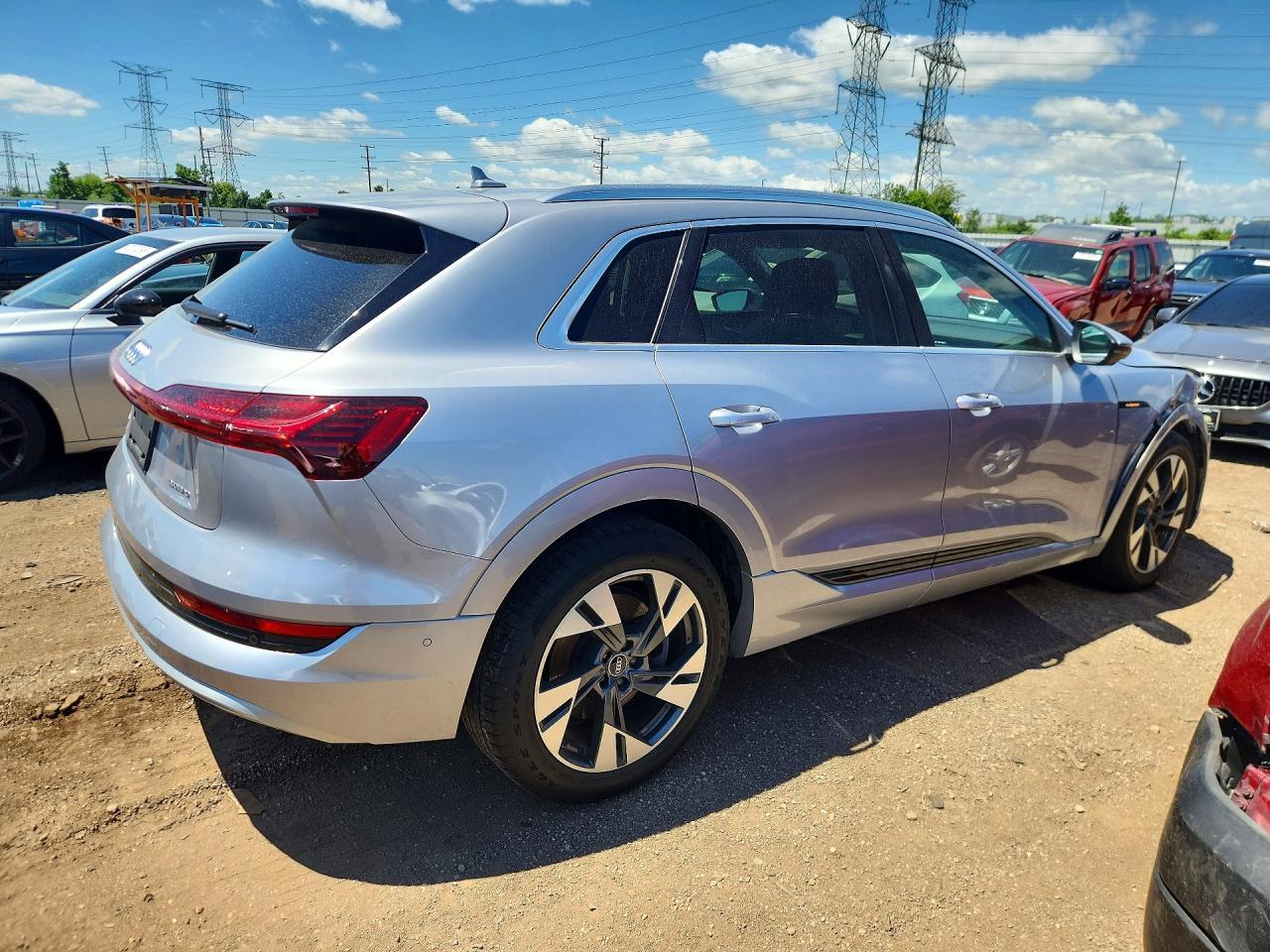 2022 Audi E-Tron Premium Plus - Фото 3