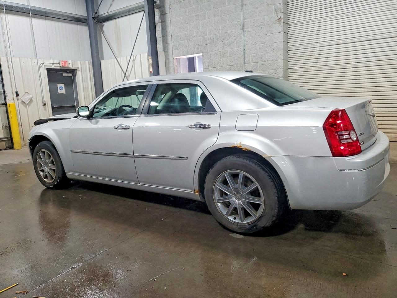 2010 Chrysler 300 Touring - Фото 2