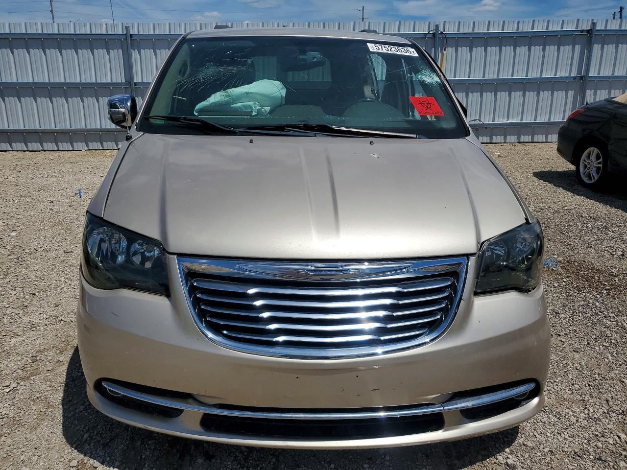 2014 Chrysler Town & Country Touring L - Image 5