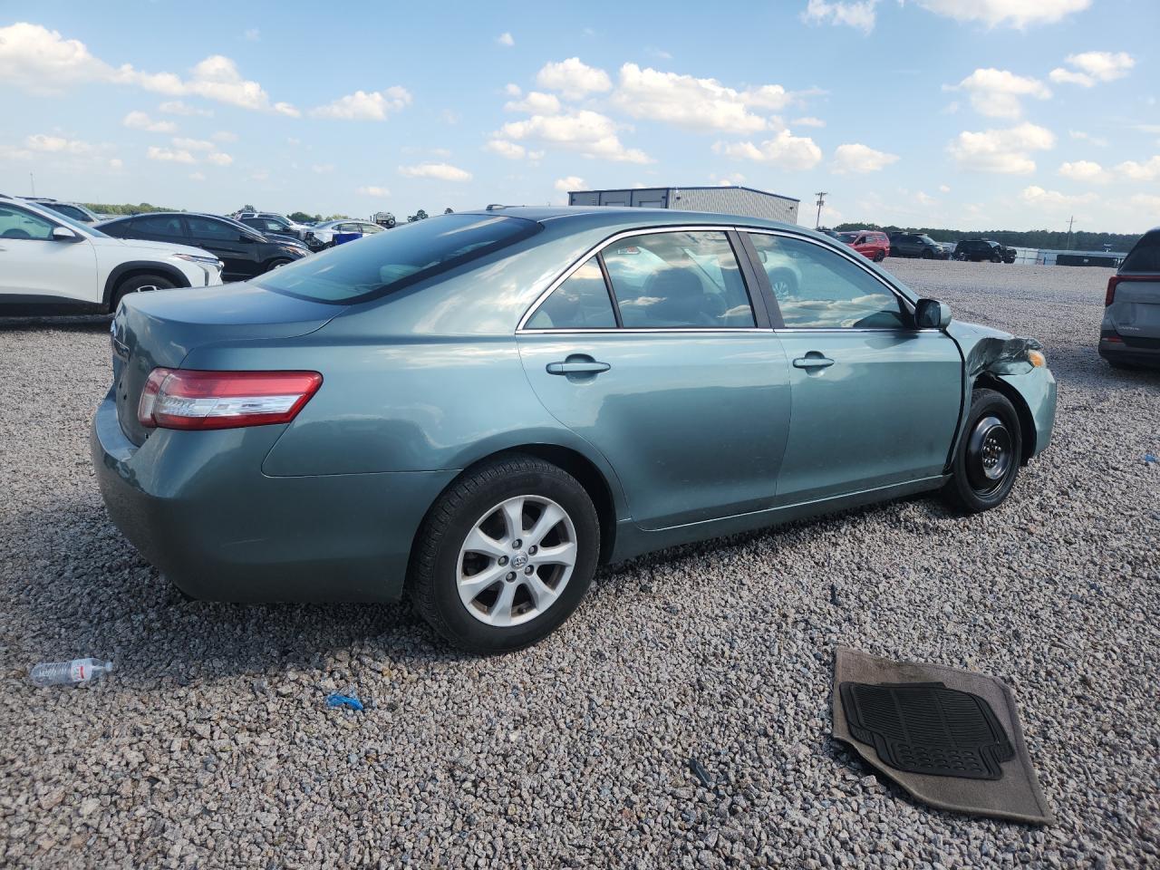 2011 Toyota Camry Le - Фото 3