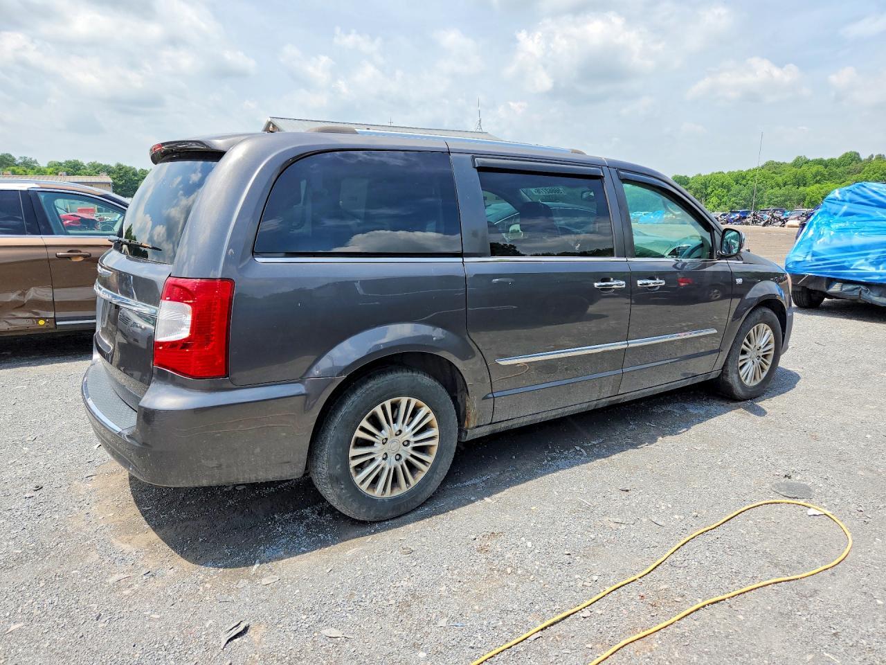 2014 Chrysler Town & Country Touring L - Фото 3