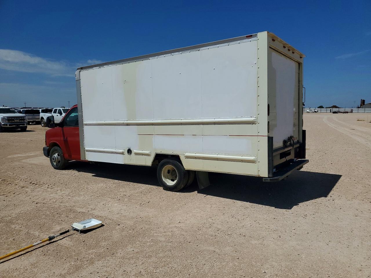 2012 GMC Savana Box Truck - Фото 2