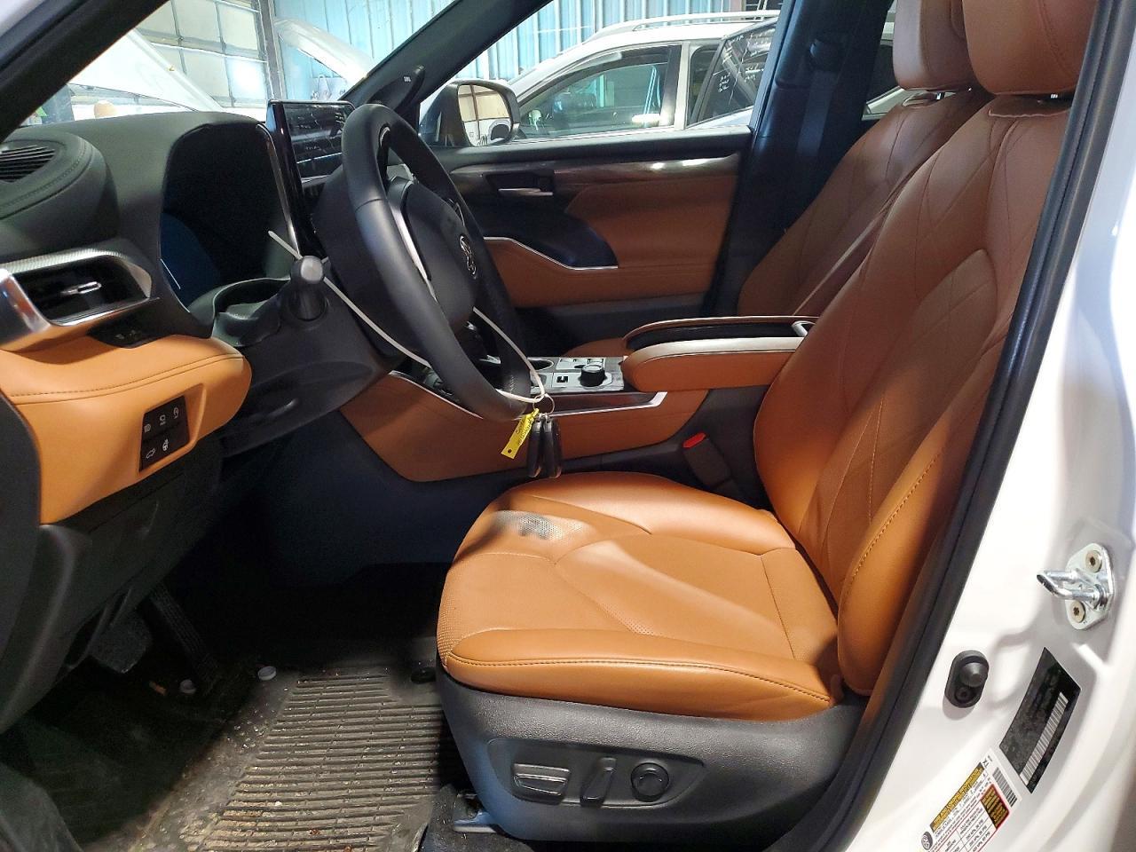 2025 Toyota Highlander Platinum - Image 7