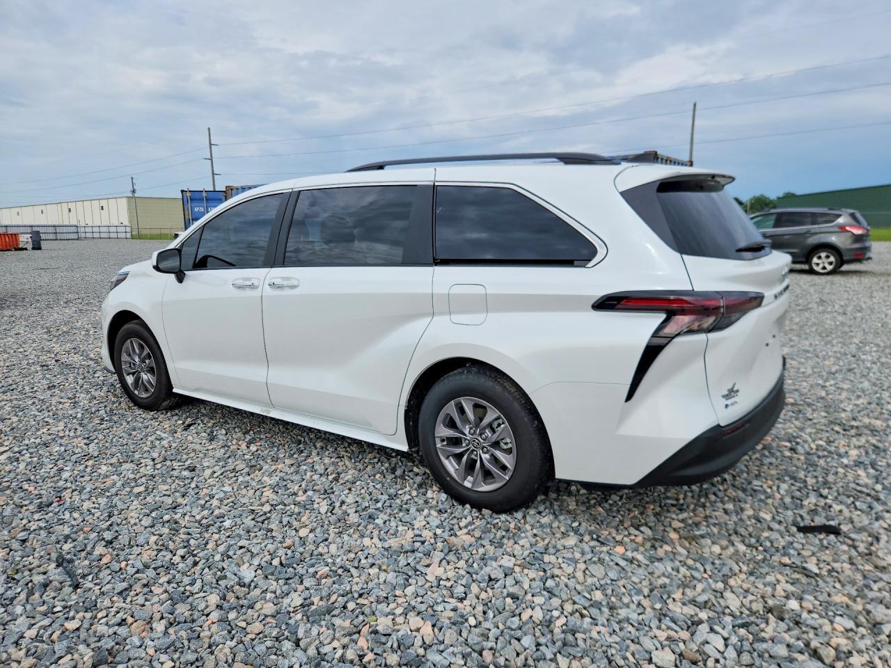 2026 Toyota Sienna Xle 8-Passenger - Image 2