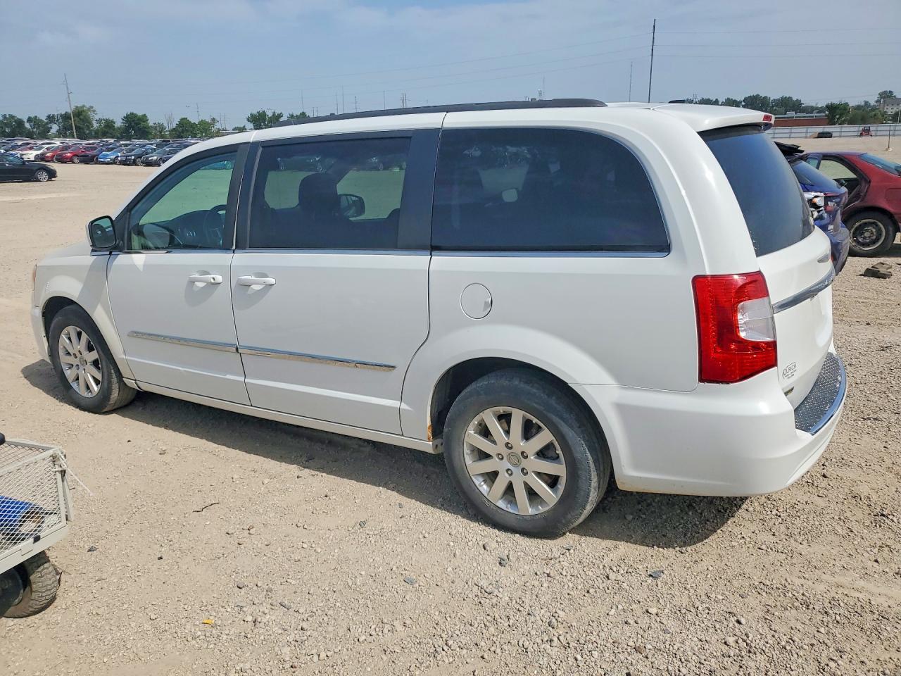 2015 Chrysler Town & Country Touring - Фото 2