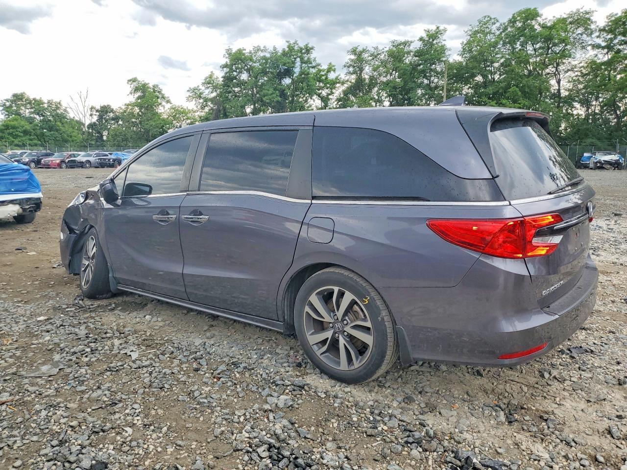 2023 Honda Odyssey Touring - Image 2