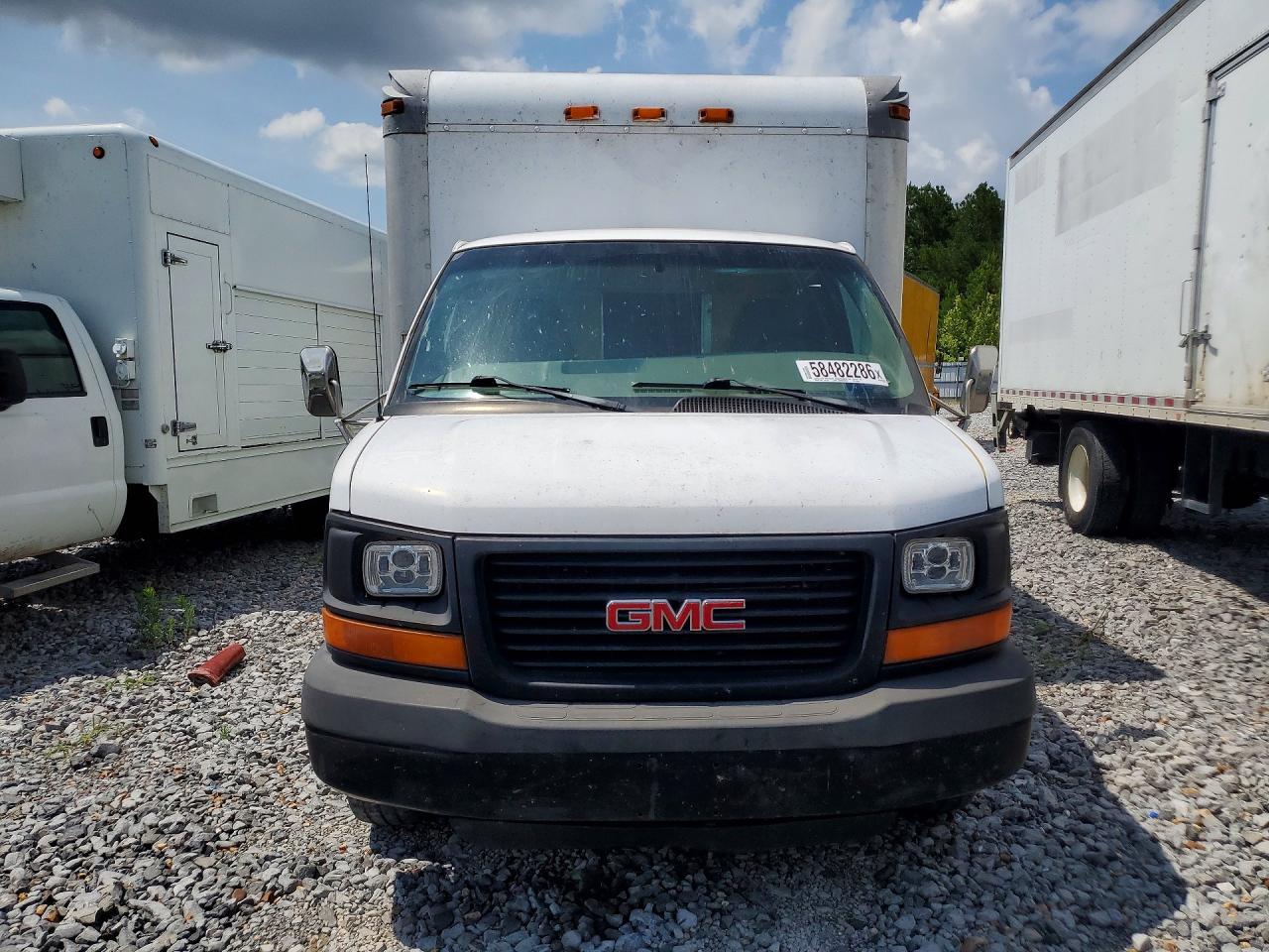 2003 GMC Savana Box Truck - Фото 5