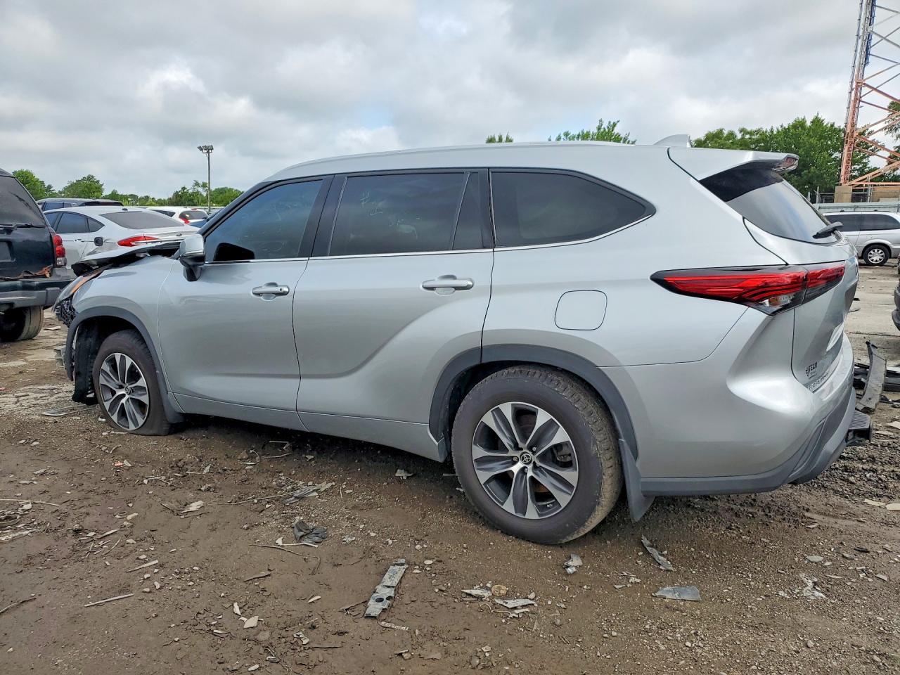2022 Toyota Highlander Xle - Image 2