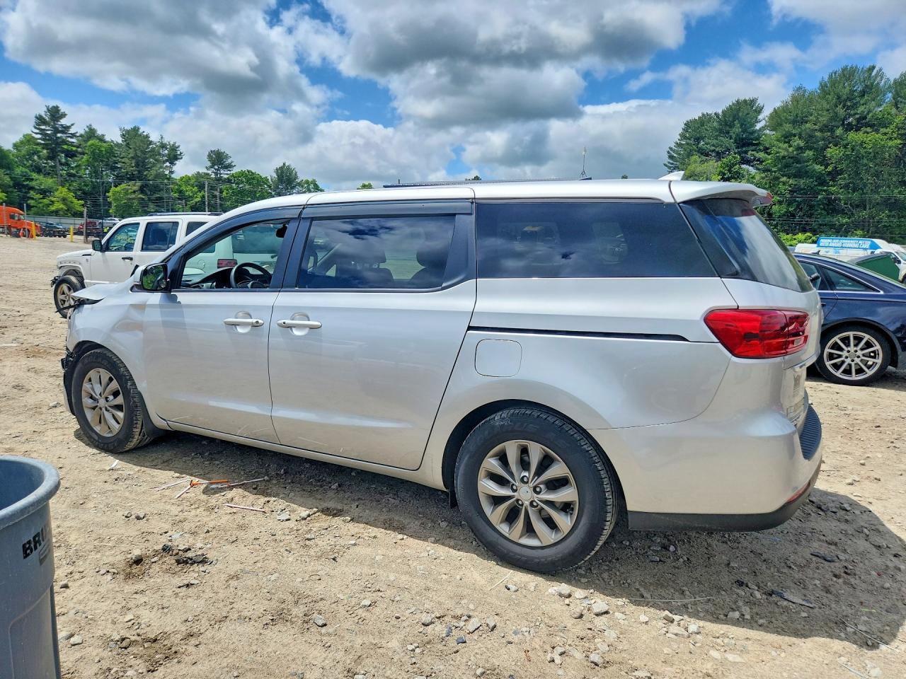 2021 Kia Sedona Lx - Image 2