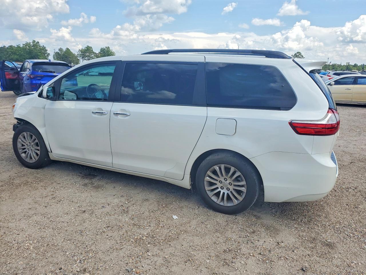 2017 Toyota Sienna Xle 8-Passenger - Фото 2