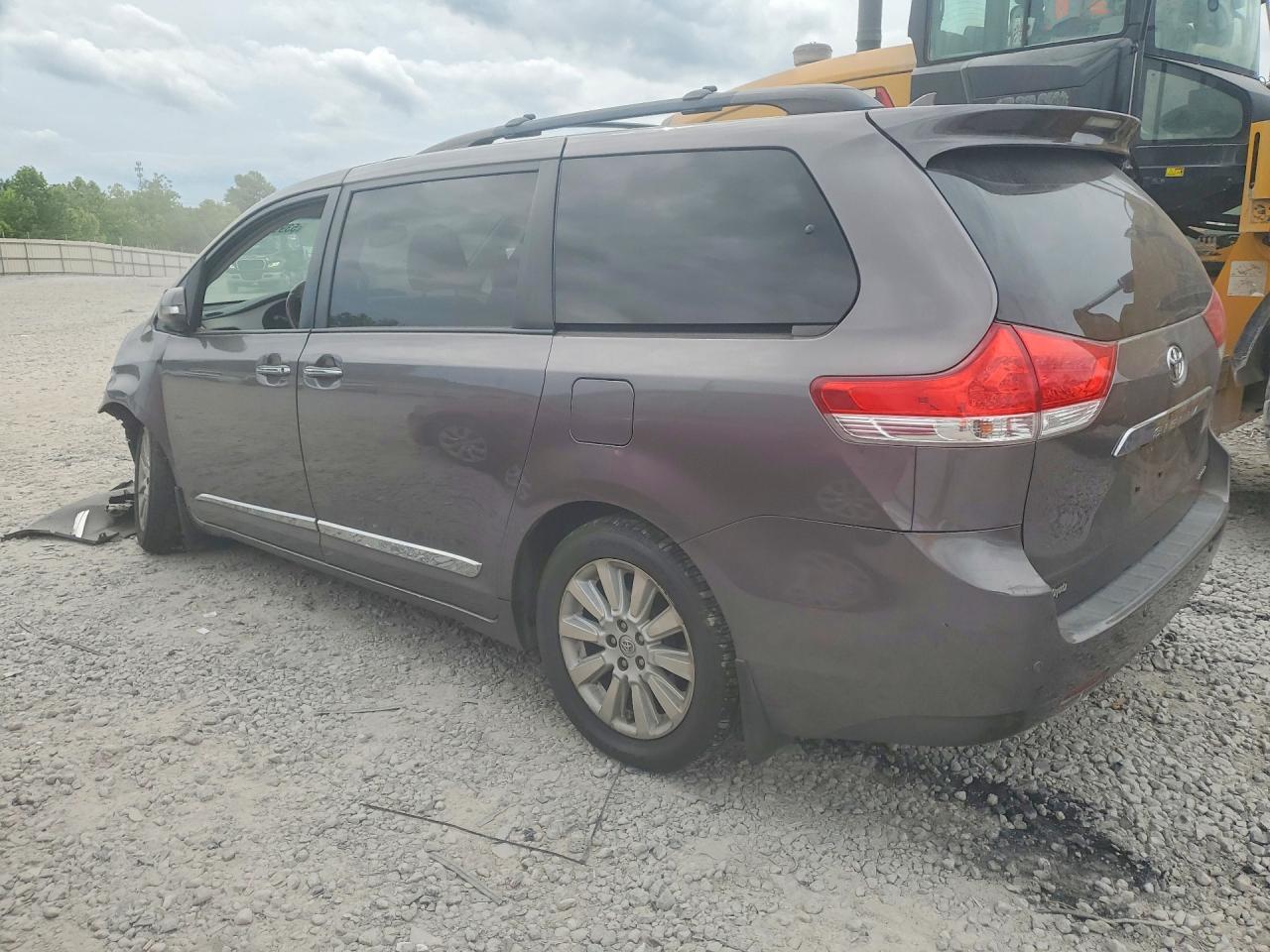 2013 Toyota Sienna - Фото 2