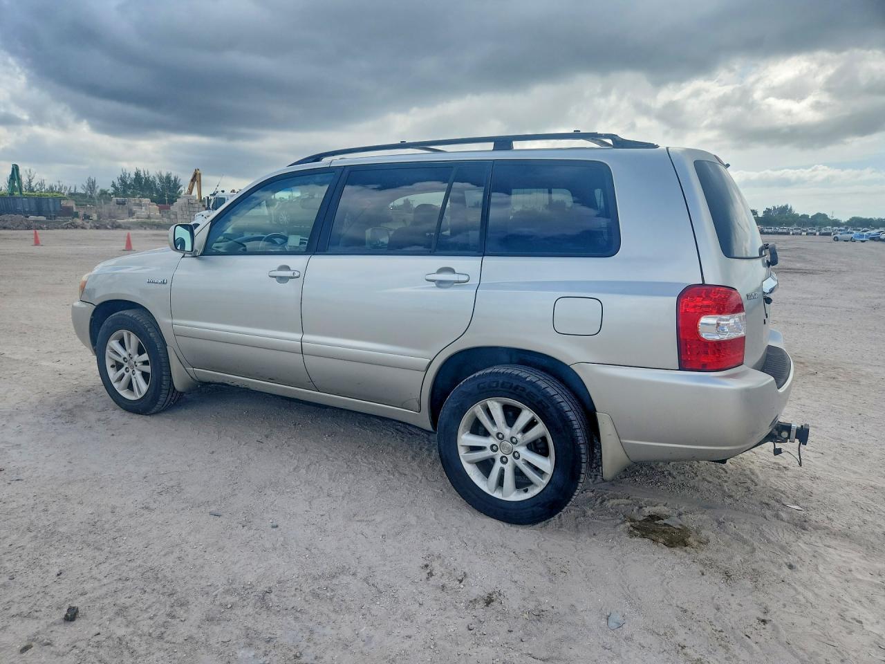 2007 Toyota Highlander Hybrid - Image 2
