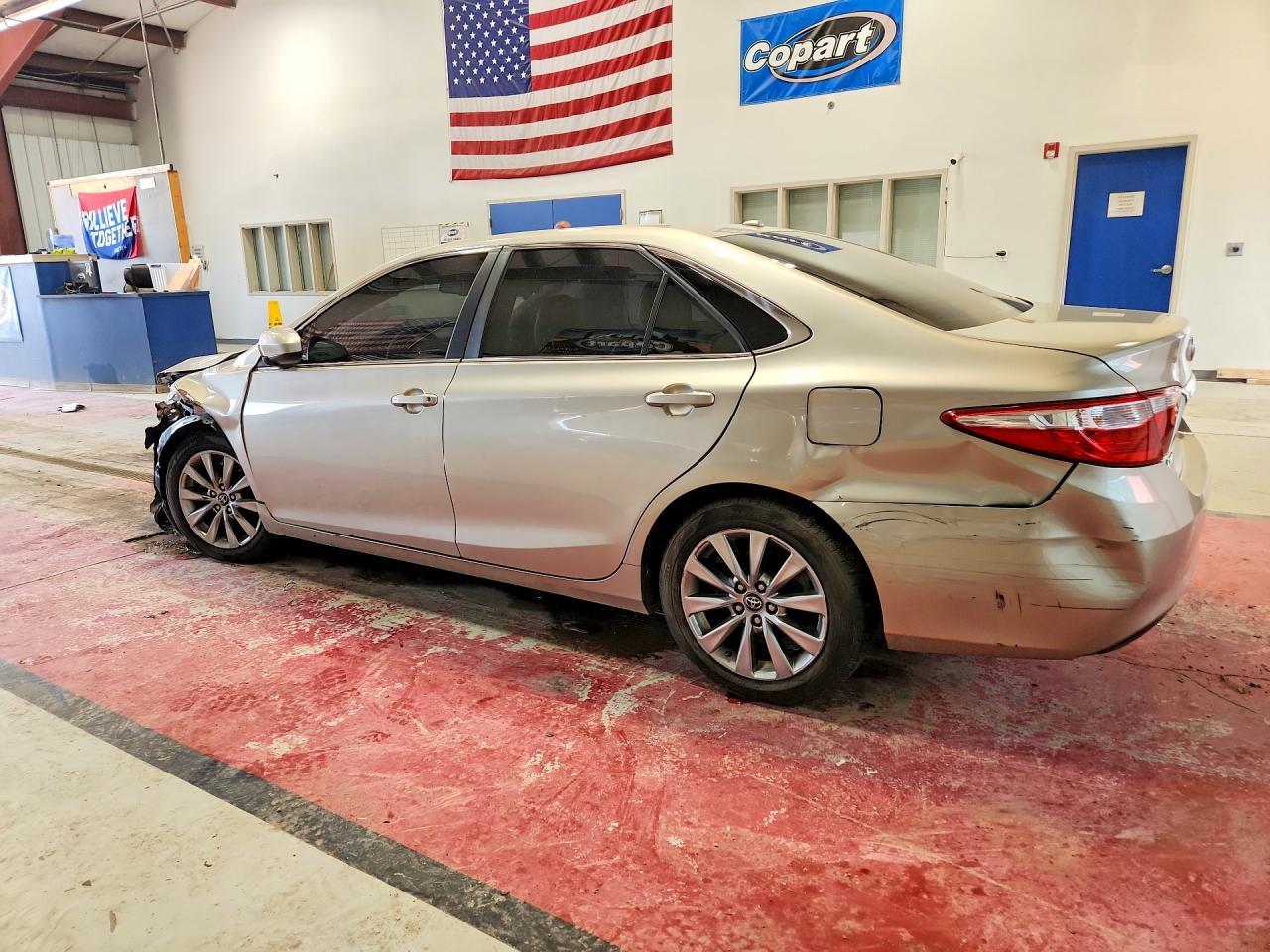 2017 Toyota Camry Le - Фото 2