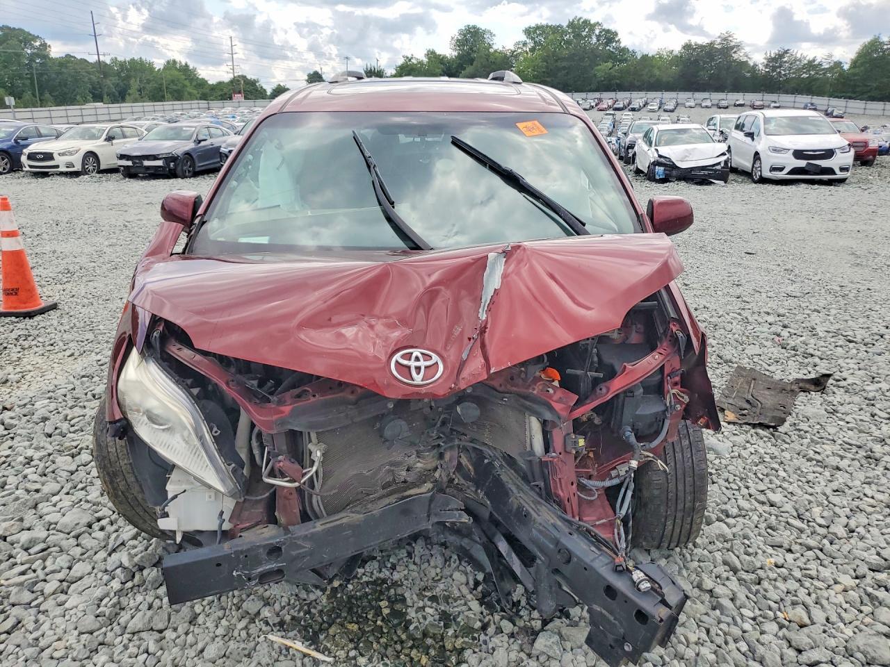 2017 Toyota Sienna Xle 8-Passenger - Image 5
