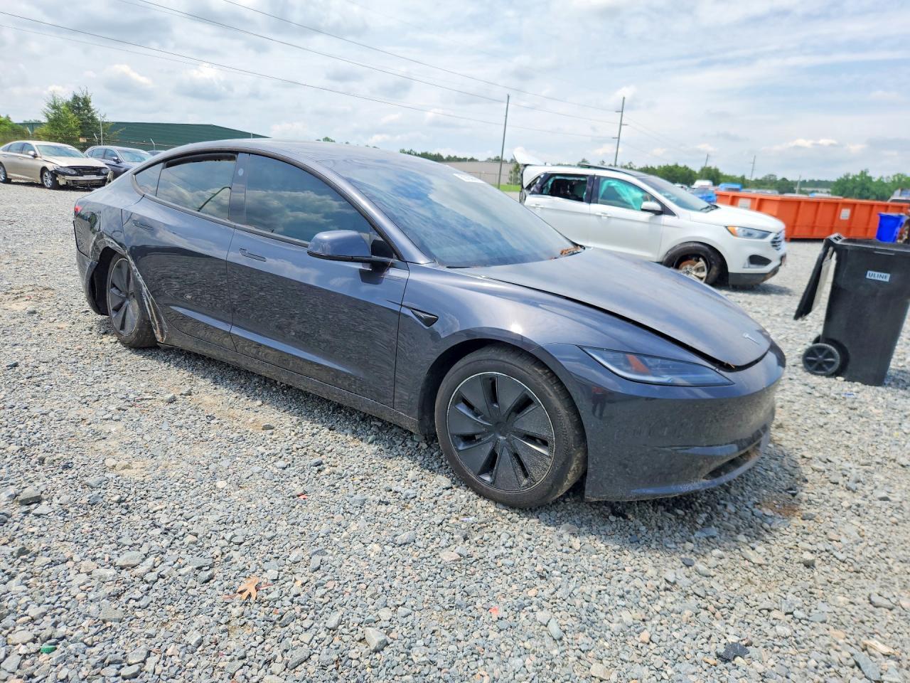 2025 Tesla Model 3 - Фото 4