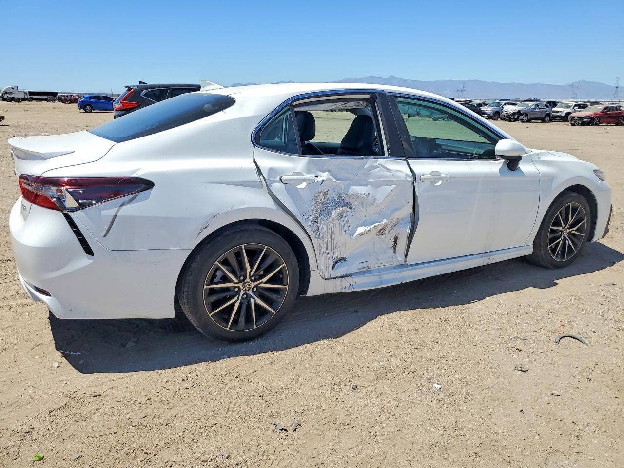 2021 Toyota Camry Se - Фото 3