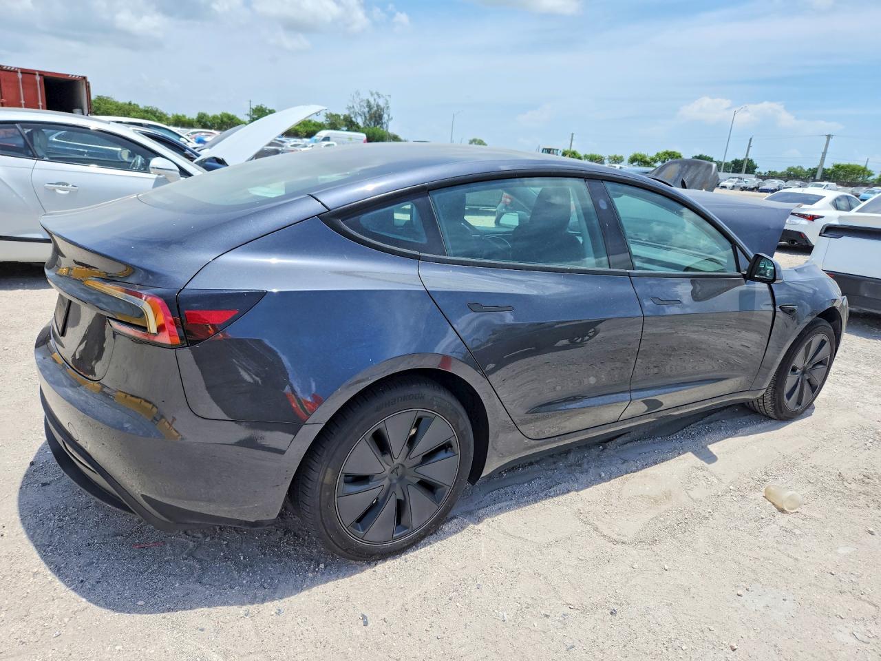 2025 Tesla Model 3 - Фото 3