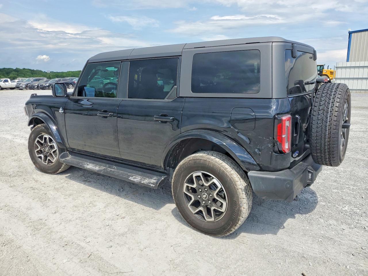 2025 Ford Bronco Outer Banks - Image 2