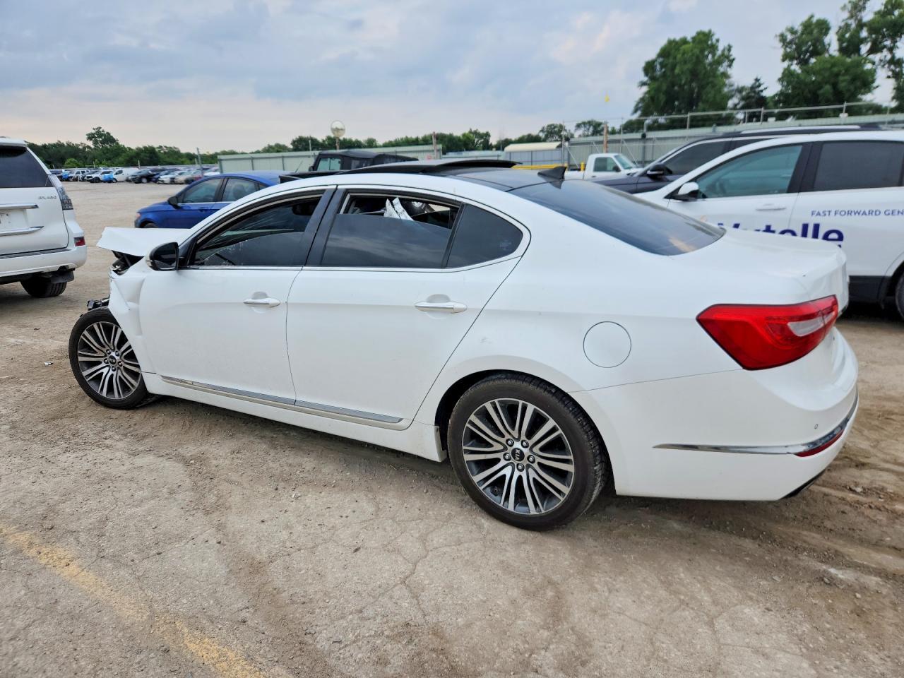 2014 Kia Cadenza - Image 2