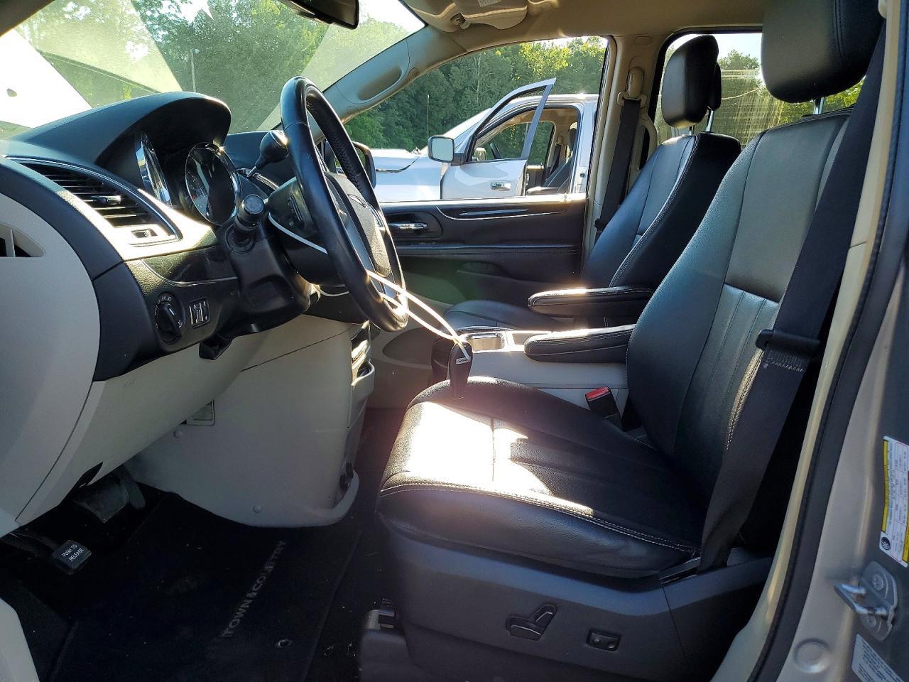 2016 Chrysler Town & Country Touring - Фото 7