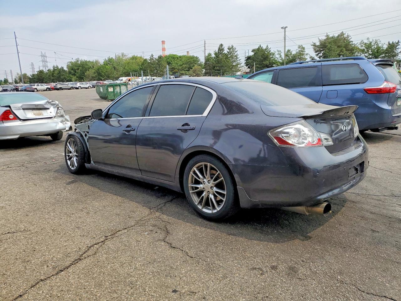 2010 Infiniti G17 X - Image 2