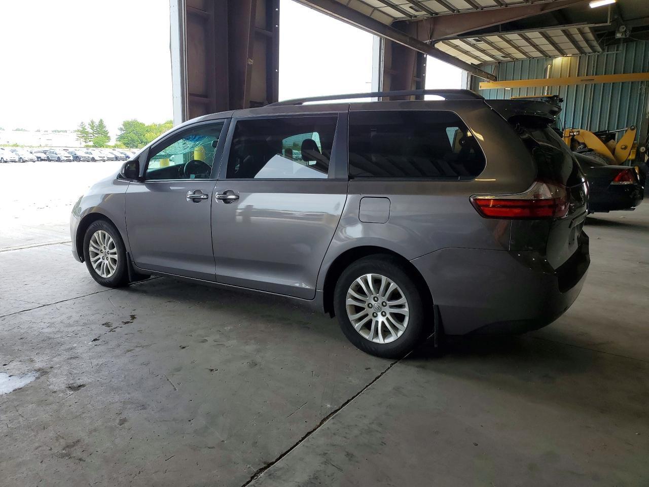 2017 Toyota Sienna Xle 8-Passenger - Фото 2