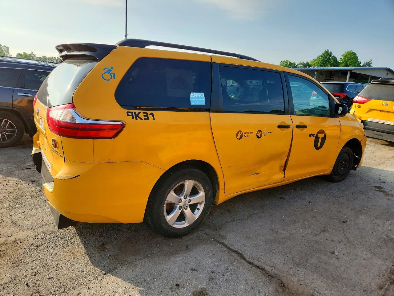 2017 Toyota Sienna Le - Image 3