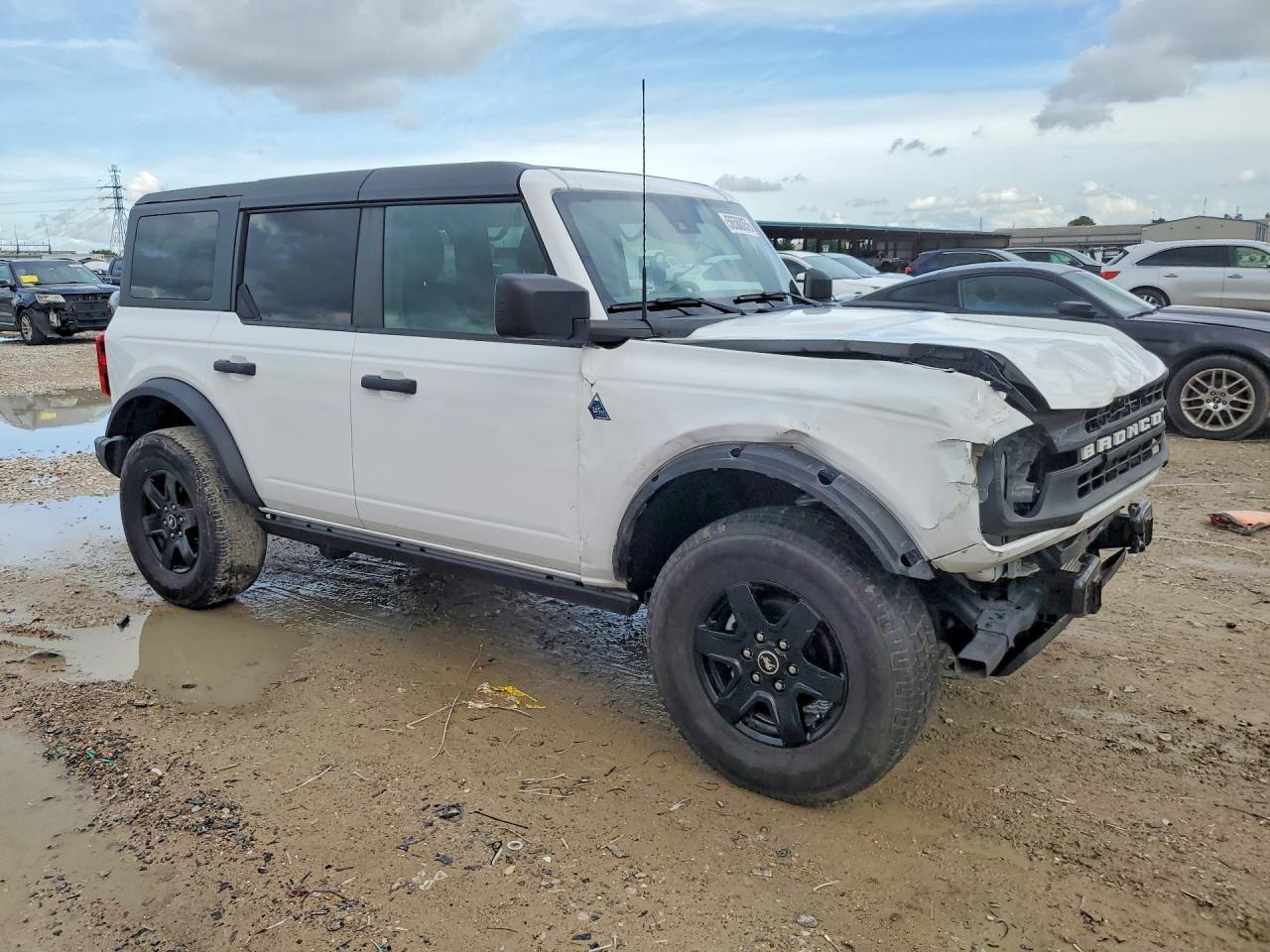 2024 Ford Bronco Black Diamond - Image 4