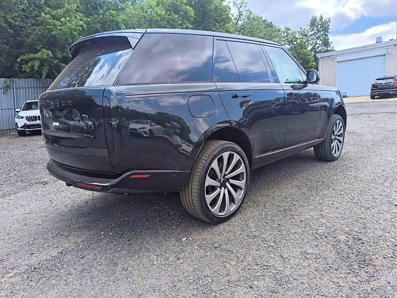 2026 Land Rover Range Rover Se - Image 4