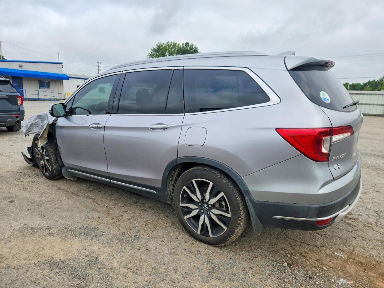 2021 Honda Pilot Touring - Image 2