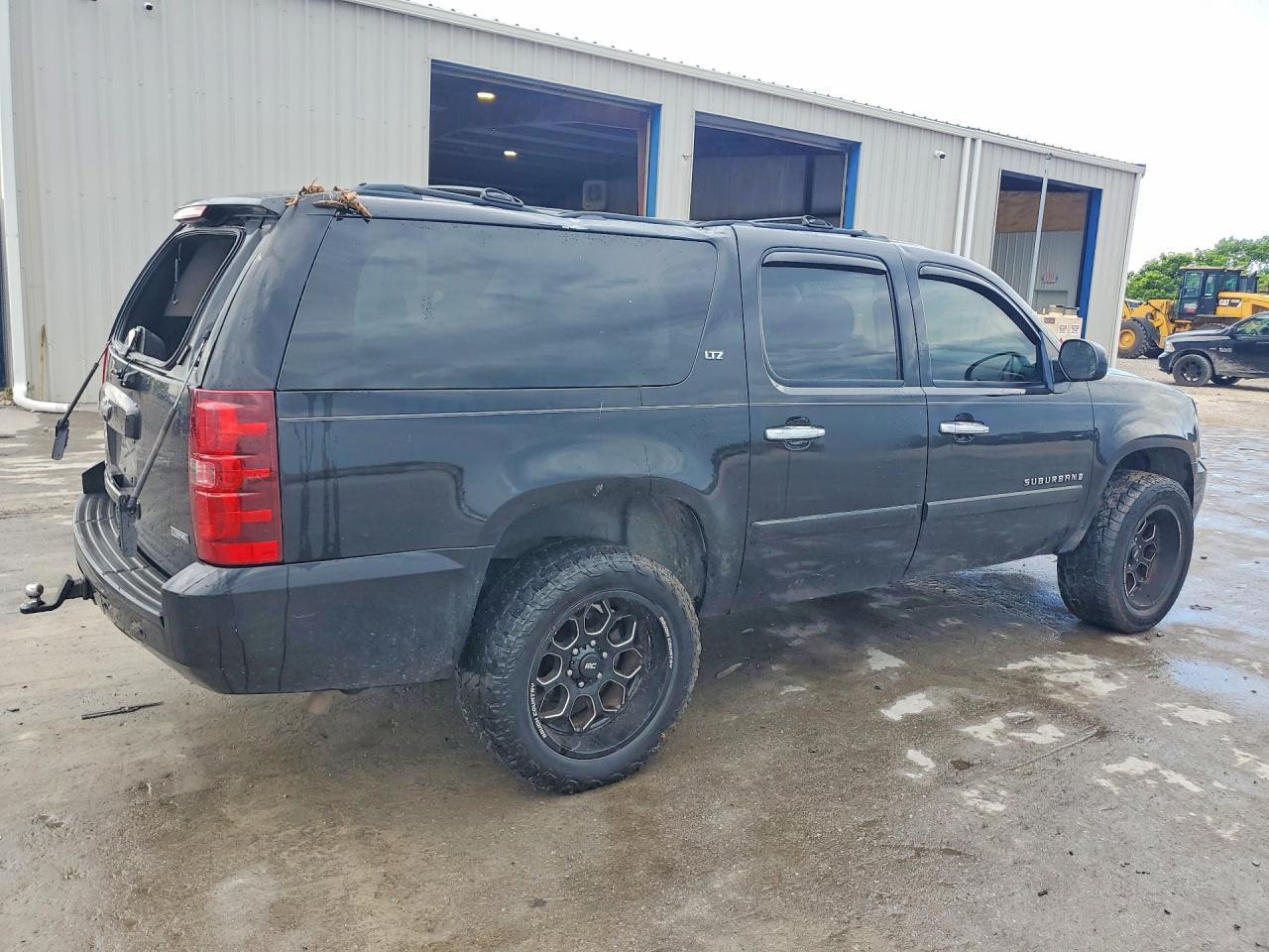 2007 Chevrolet Suburban K1500 - Image 3