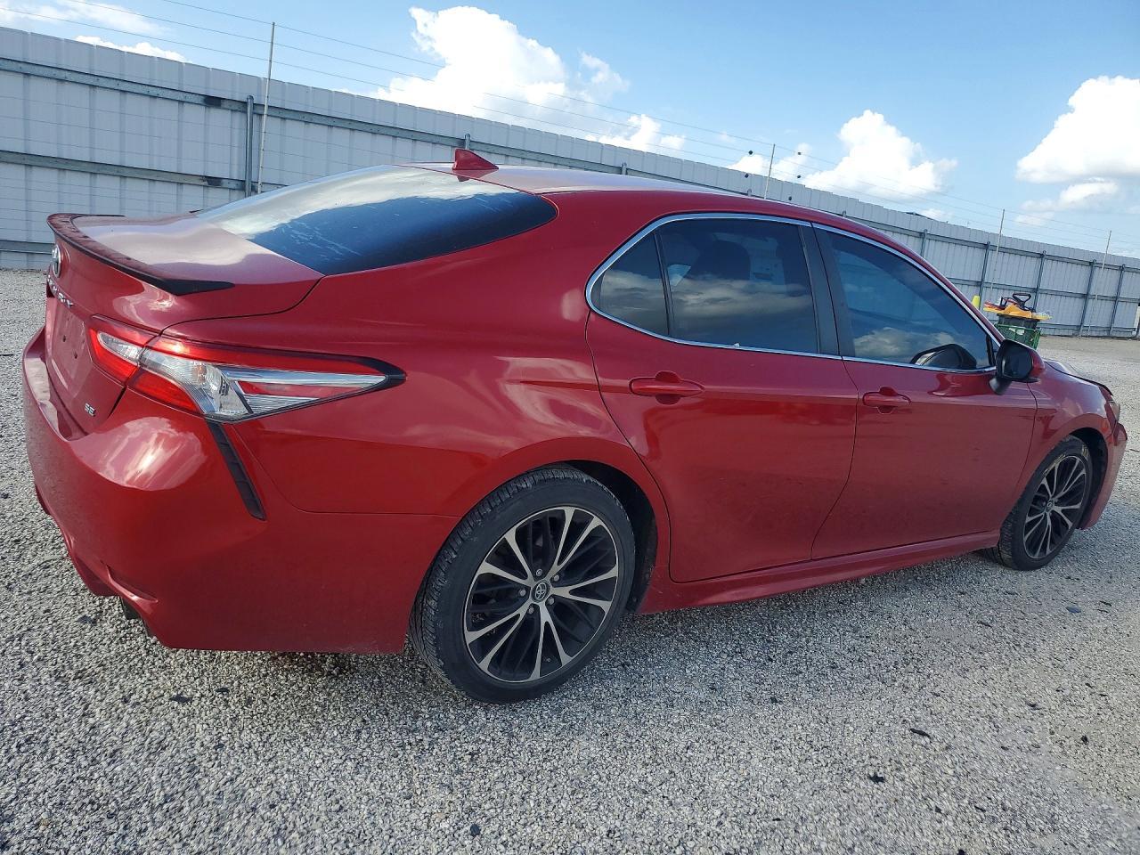 2019 Toyota Camry Se - Фото 3