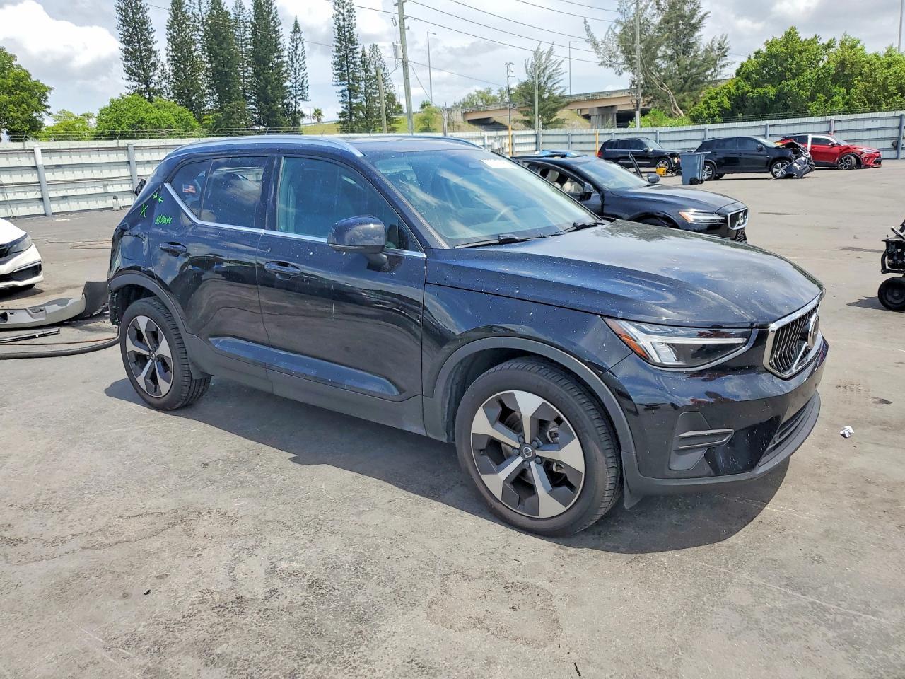 2025 Volvo Xc40 Core - Фото 4