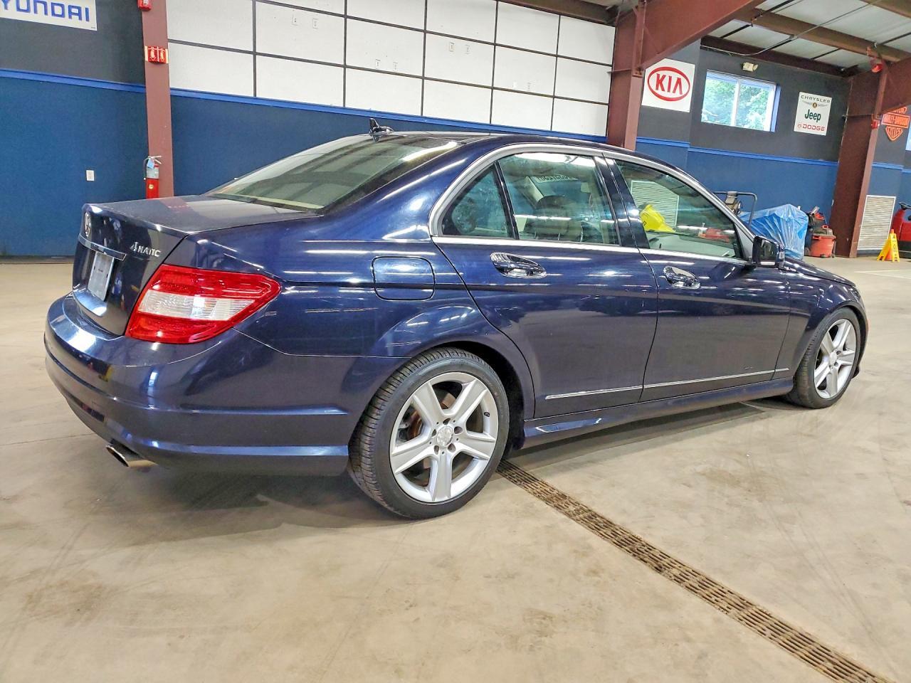 2011 Mercedes-Benz C 300 4Matic - Фото 3