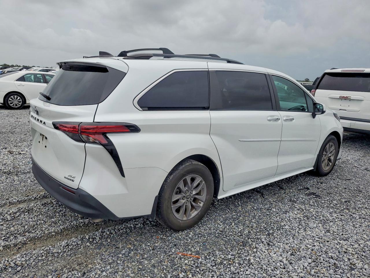 2022 Toyota Sienna Xle - Image 3