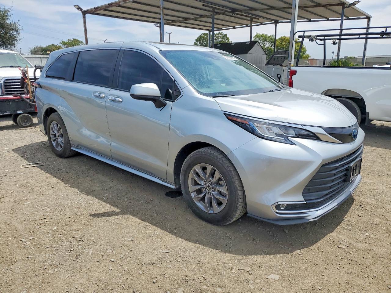 2022 Toyota Sienna Xle - Image 4