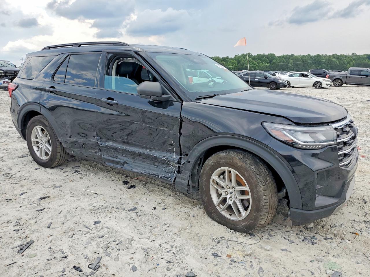 2025 Ford Explorer Active - Image 4