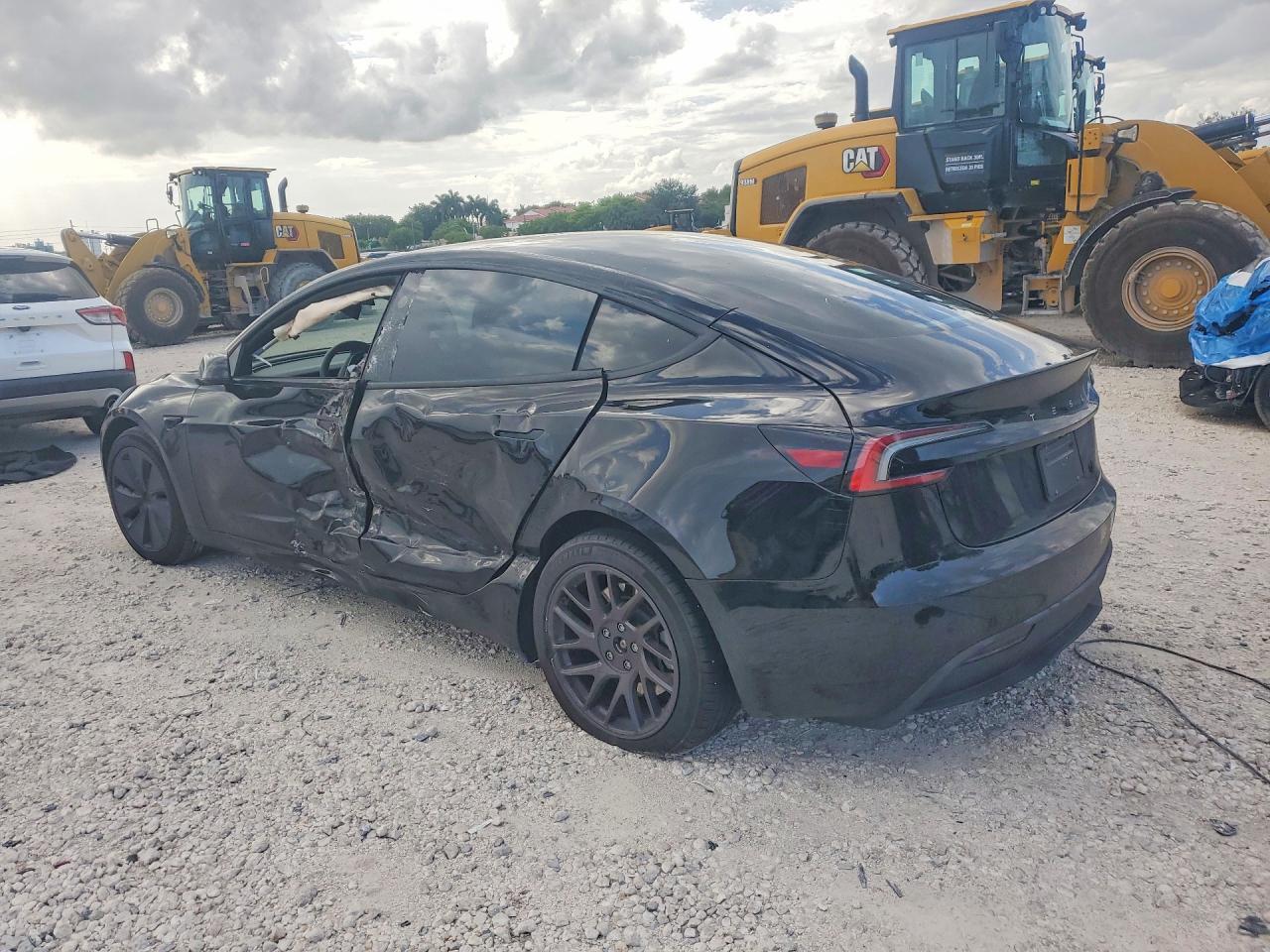 2025 Tesla Model 3 - Фото 2