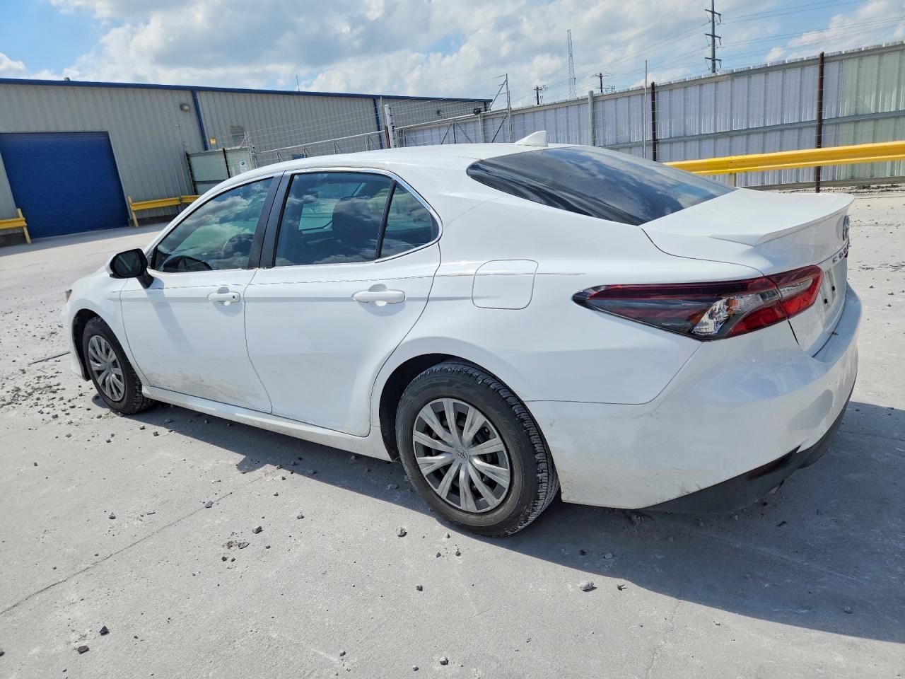2022 Toyota Camry Le - Фото 2