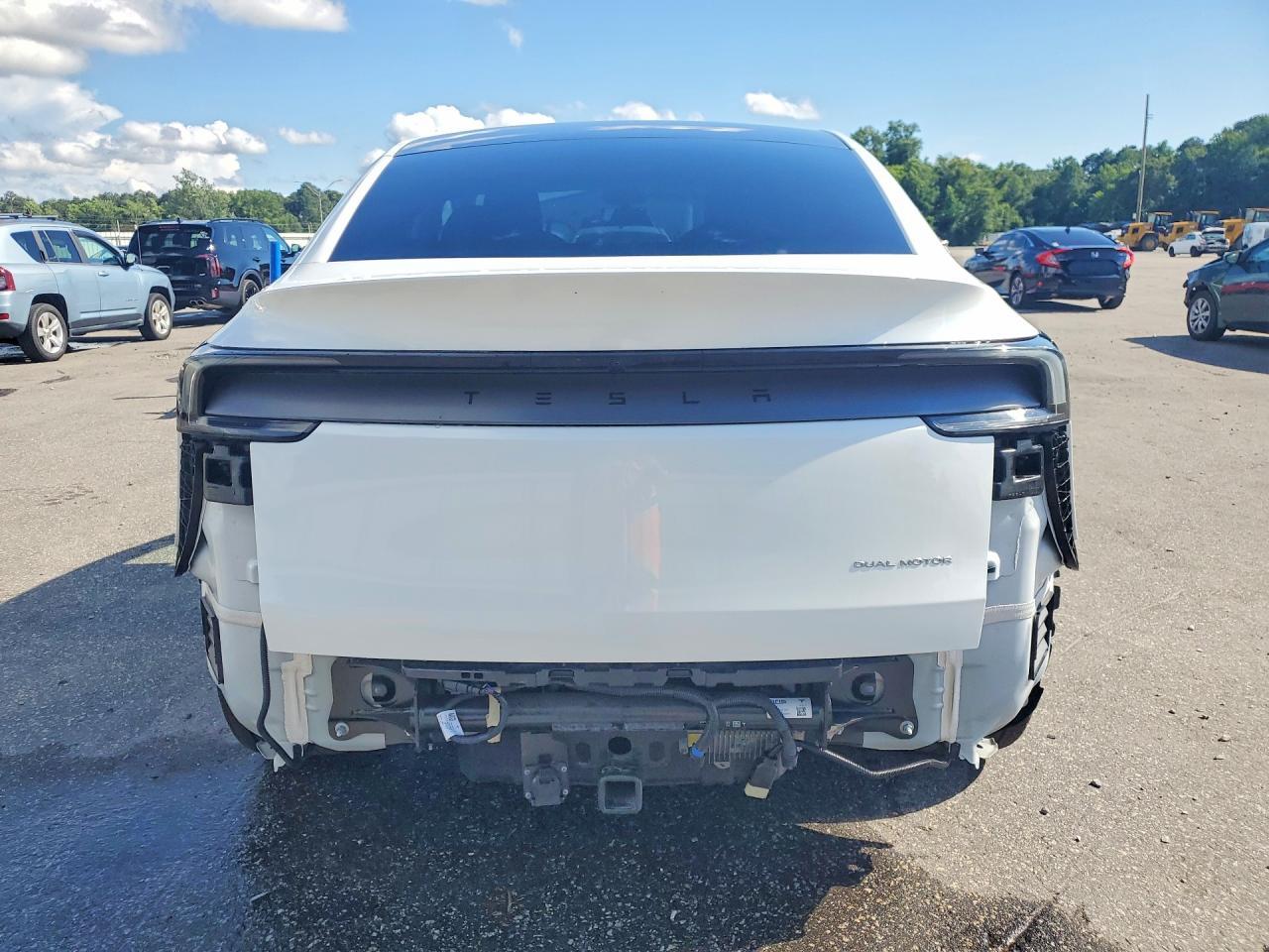 2026 Tesla Model Y - Фото 6