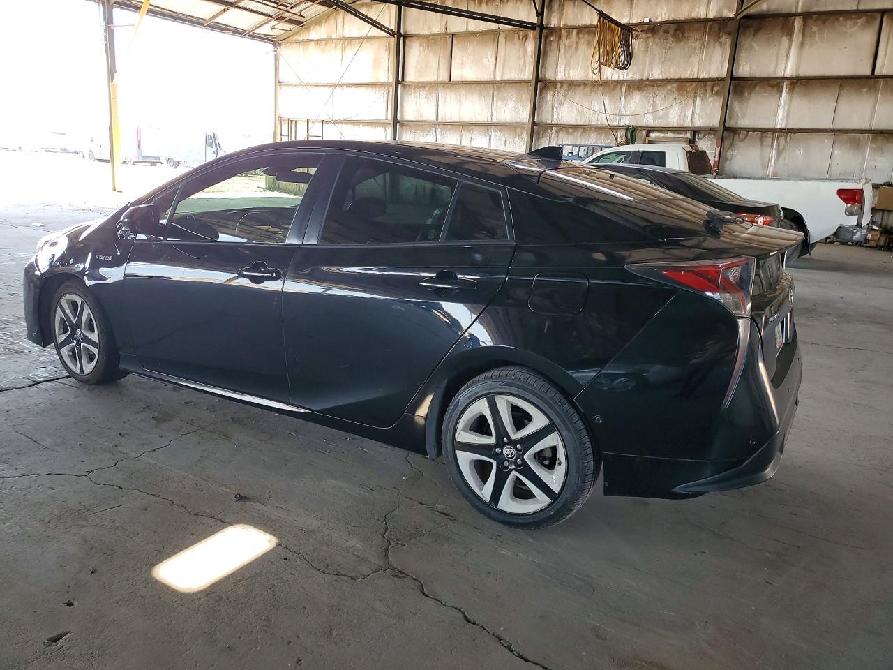 2017 Toyota Prius Three Touring - Фото 2